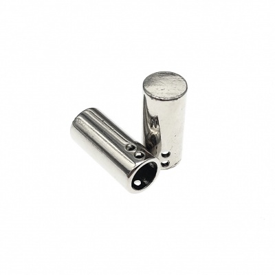 Dois cilindros metálicos cromados em fundo branco