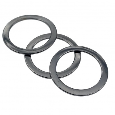 Três anilhas metálicas cinzentas brilhantes sobre fundo branco