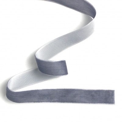 Fita decorativa cinza claro e branco em fundo branco