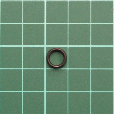 Anel de vedação preto sobre base de corte verde com grelha branca