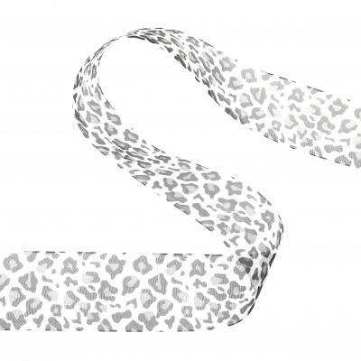 Fita decorativa branca com padrão de manchas cinzentas