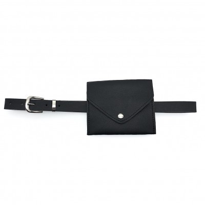 cinto preto com bolsa quadrada e fivela prateada
