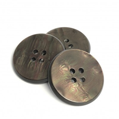 Três botões redondos castanho escuro com quatro furos, em fundo branco.