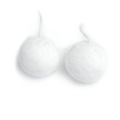 Dois pompons brancos felpudos com cordões em fundo branco