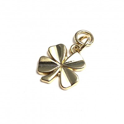 Pingente dourado em forma de trevo de quatro folhas