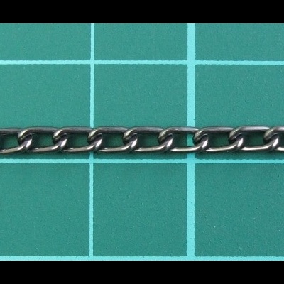 corrente metálica prateada sobre fundo verde com grelha branca