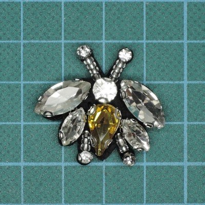 Broche decorativo em forma de abelha com pedras brilhantes