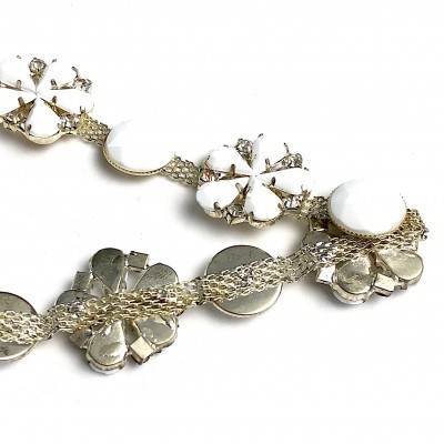 Colar prateado com detalhes brancos e textura de malha metálica