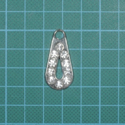 Pingente metálico prateado com pedras transparentes em forma de gota invertida