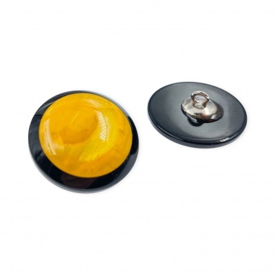 Botões redondos com centro amarelo marmoreado e borda preta, e fecho metálico