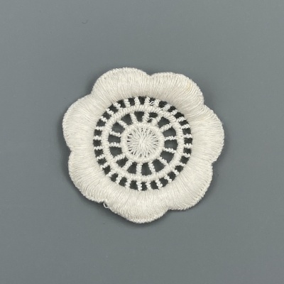 Aplicação decorativa branca e preta em forma de flor