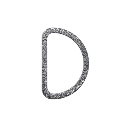 Argola metálica em forma de D com textura ondulada