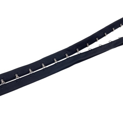 Fecho de tecido preto com ilhós metálicos prateados