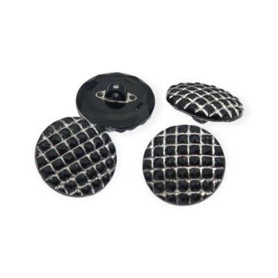 Botões redondos pretos com padrão prateado quadriculado e engate metálico