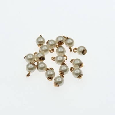 Contas brancas com acabamento dourado sobre fundo branco