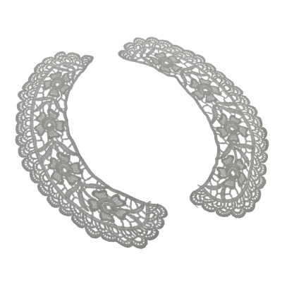 Colar de renda branco com padrão floral em duas peças