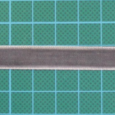 fita de velcro cinza sobre base verde com grade branca