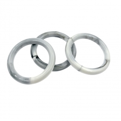 Três anéis de cortina em plástico cinza e branco com efeito marmoreado