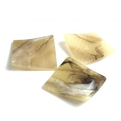 Três botões quadrados bege com padrão marmoreado e quatro furos