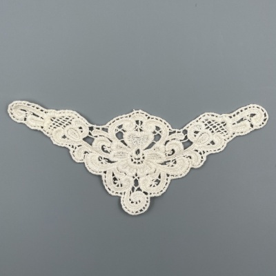 Aplicação de renda creme com padrão floral