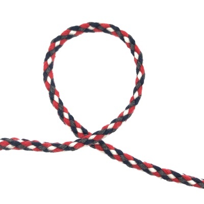 Corda trançada vermelha, branca e azul escuro sobre fundo branco.