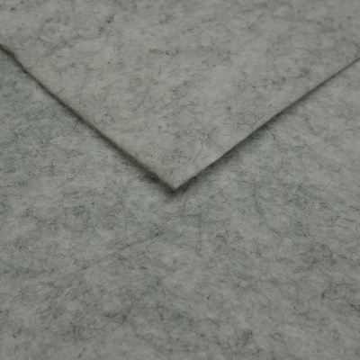 Tecido cinza claro felpudo com dobra visível