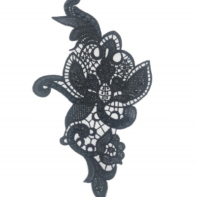 Aplicação de renda preta floral com detalhes vazados