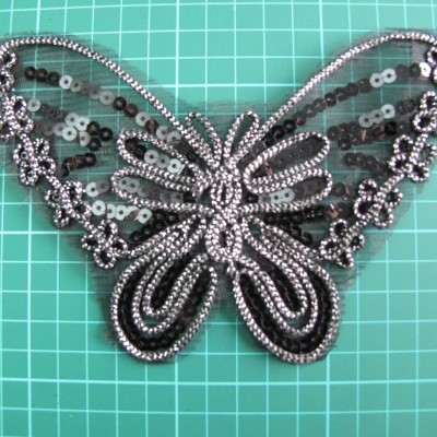 Apliqué borboleta com contas prateadas e tecidos translúcidos