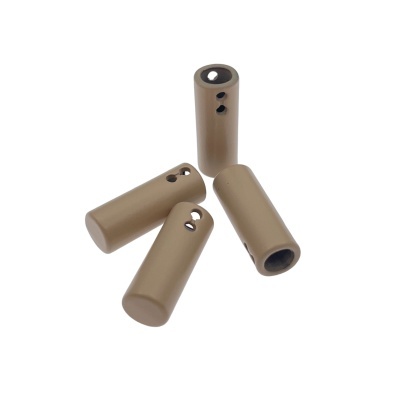 Pego cilíndrico castanho claro com orifícios em fundo branco