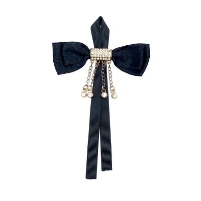 Laço preto de tecido com decoração dourada e cristais