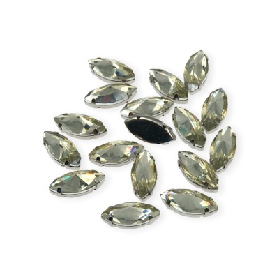 Pedras acrílicas facetadas navete translúcidas brilhantes sobre fundo branco