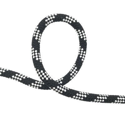Corda trançada preta e branca sobre fundo branco