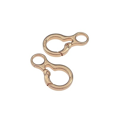 Par de fechos metálicos dourados arredondados com mola