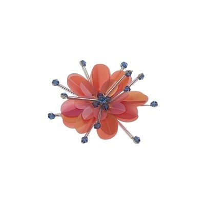 Broche flor laranja e vermelho com cristais azuis ambientado em fundo branco