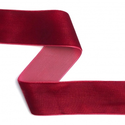 Fita vermelho vinho acetinada com bordas costuradas sobre fundo branco