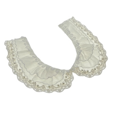 Gola destacável branca com bordados florais e pérolas