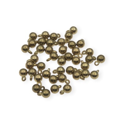 Pequenas bolas metálicas cor bronze com argolas sobre fundo branco