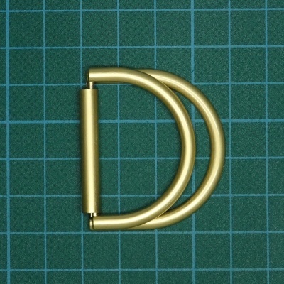 Duas argolas douradas em superfície verde quadriculada