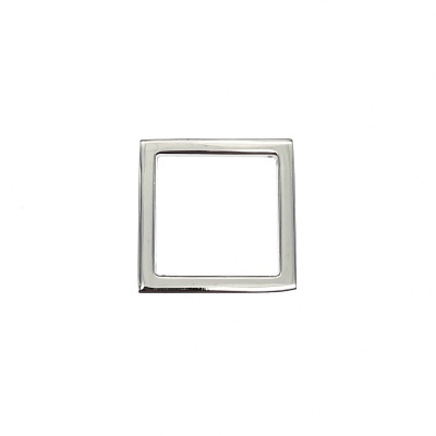 Anel quadrado em metal prateado com acabamento liso