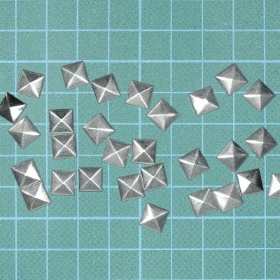 Rebites quadrados prateados em fundo quadriculado azul