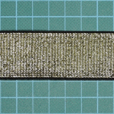 Fita metálica dourada com bordas pretas sobre fundo azul com grades