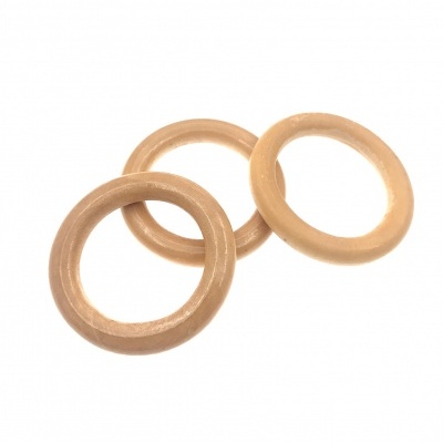 Três anéis de madeira castanho claro sobre fundo branco