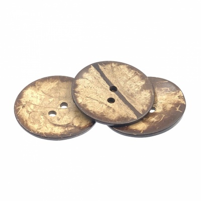 Três botões redondos castanhos com padrão dourado e furos no centro