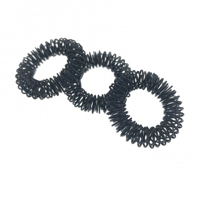 Três molas pretas espirais em fundo branco