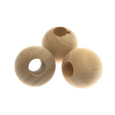 Três bolas de madeira com buraco central