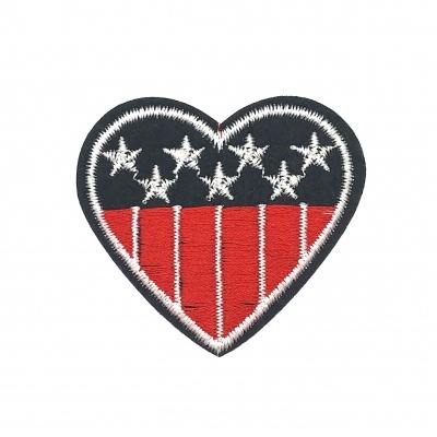Patch bordado em forma de coração com padrão de estrelas e riscas