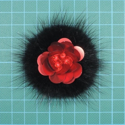 Broche redondo com pétalas vermelhas e base de pelo preto