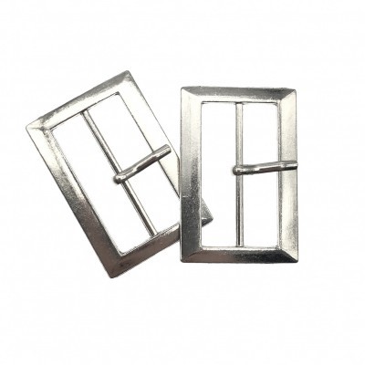Duas fivelas retangulares metálicas prateadas sobre fundo branco