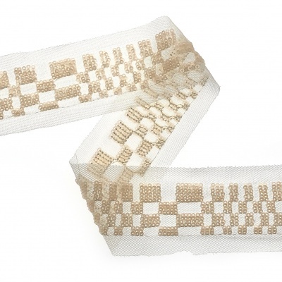 Fita decorativa branca com padrão bege dourado em organza