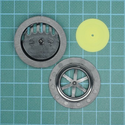 Conjunto de três peças plásticas circulares em azul claro quadriculado